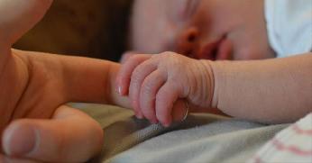 Bayi Baru Lahir Demam. Jangan Panik Ya Moms! Ini Cara Tepat Mengatasinya