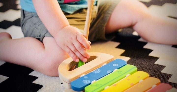  Bayi Pasti Suka Sekali Memainkan Bunyi di Piano Mainan ini