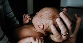 Perlukah Memijat Bayi Baru Lahir? Ketahui Dulu 7 Fakta Ini!