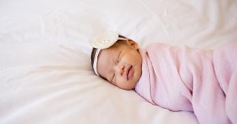 Wajarkah Bayi Baru Lahir Tidur Terus? Jangan Cemas, Ini Faktanya!