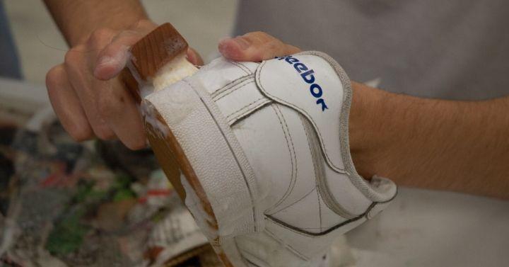 Cara Mencuci Sepatu Sneakers Dengan Benar