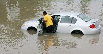 Mobil Banjir Ditanggung Asuransi, Ini Keuntungan Yang Dads Dapatkan