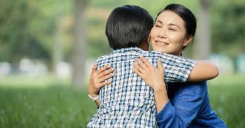 Jangan Memaksa Anak Untuk Memeluk Orang Yang Tak Disukainya