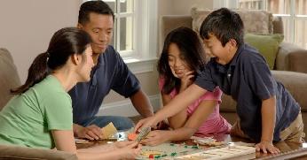 5 Permainan Di Rumah Yang Menyenangkan & Tidak Bosan Bersama Keluarga
